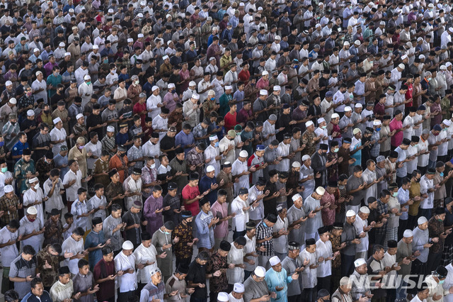 인도네시아 라마단 첫날인 24일(현지시간) 아체 지방 록스마웨의 한 사원에서 이슬람 남성들이 신종 코로나바이러스 감염증(코로나19) 발생 우려에도 금요 기도회에 참석하고 있다(출처: 뉴시스)