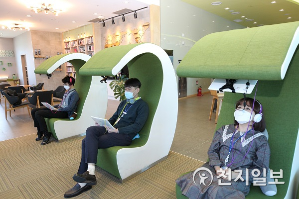 한국동서발전 직원들이 북카페에서 태블릿PC 등 전자기기를 활용해 독서를 하고 있다. (제공: 한국동서발전) ⓒ천지일보 2020.4.27