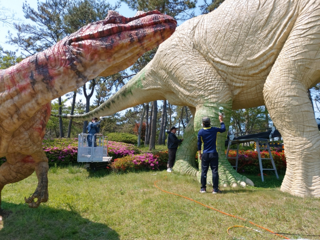 해남군이 공룡박물관 야외 공원에 설치된 공룡 조형물에 대한 도색작업을 시행하고 있다. (제공: 해남군) ⓒ천지일보 2020.4.27