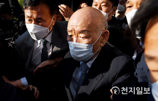 [천지일보=박준성 기자] ‘사자(死者) 명예훼손’ 혐의로 기소된 전두환 전 대통령이 27일 오후 광주 동구 광주지방법원에서 공판을 마치고 차량을 향하고 있다. ⓒ천지일보 2020.4.27