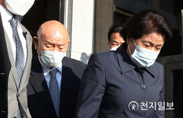 [천지일보=박준성 기자] 5.18 광주민주화운동 관련 고(故) 조비오 신부에 대한 사자명예훼손 혐의로 기소된 전두환 전 대통령과 부인 이순자 여사(신뢰 관계인 자격)가 27일 오후 광주 동구 광주지방법원에서 열린 형사재판을 마친 뒤 법원을 나서고 있다. ⓒ천지일보 2020.4.27