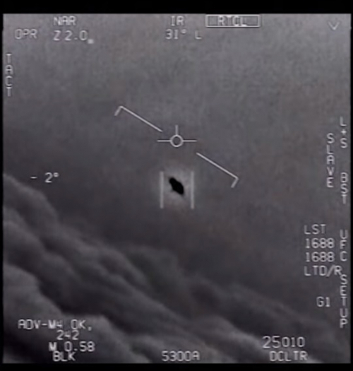 미 국방부가  27일(현지시간)미확인비행물체(UFO)의 비행 모습을 담은 짧은 동영상 3편을 공식 공개했다. 이 동영상은 먼저 2017년과 2018년 한 민간업체에 의해 공개된 바 있다. (출처: 미 국방부)