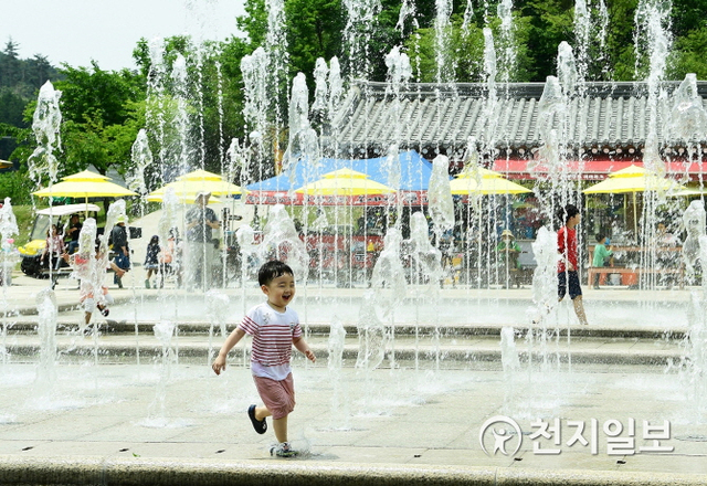 지난해 여름 장성군 홍길동 테미파크를 찾은 어린이 관광객이 시원한 물이 솟구치는 바닥분수에서 물놀이를 즐기고 있다. (제공: 장성군) ⓒ천지일보 2020.4.28
