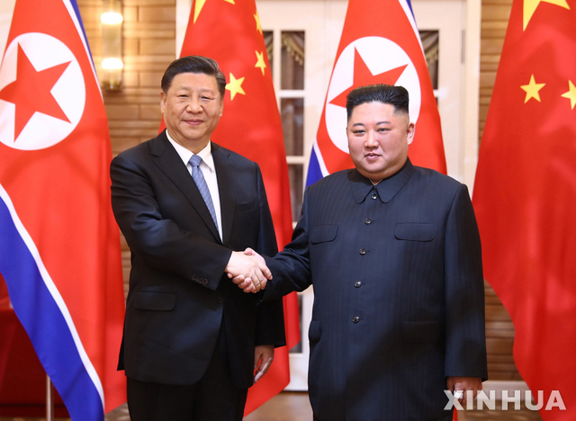 북한을 국빈 방문한 시진핑(왼쪽) 중국 국가주석이 지난 6월 20일 평양 금수산 영빈관에서 김정은 북한 국무위원장과 정상 회담에 앞서 악수하고 있다. (출처: 뉴시스)