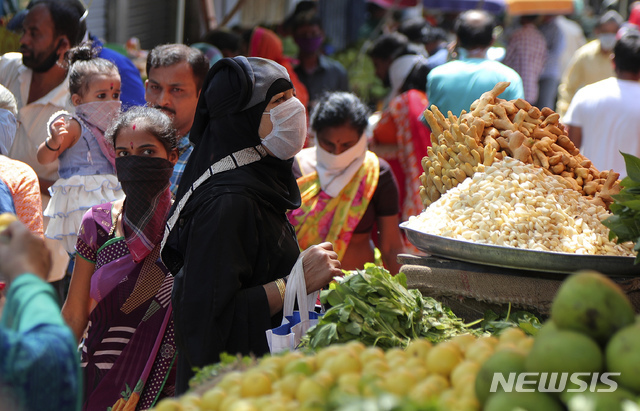22일(현지시간) 인도 하이데라바드에서 신종 코로나바이러스 감염증(코로나19) 확산 예방을 위해 일부 마스크를 쓴 시민들이 생필품을 사려고 시장에 몰려들고 있다(출처: 뉴시스)