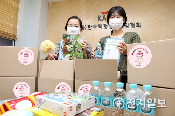 한국백혈병소아암협회 직원들이 농심 심심키트를 포장하고 있다. (제공: 농심) ⓒ천지일보 2020.4.29