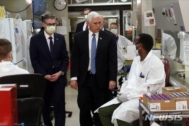 마이크 펜스 미국 부통령이 28일(현지시간) 미 미네소타주 로체스터의 메이요 클리닉에 있는 분자실험실을 방문해 직원들과 얘기하고 있다. (출처: 뉴시스)