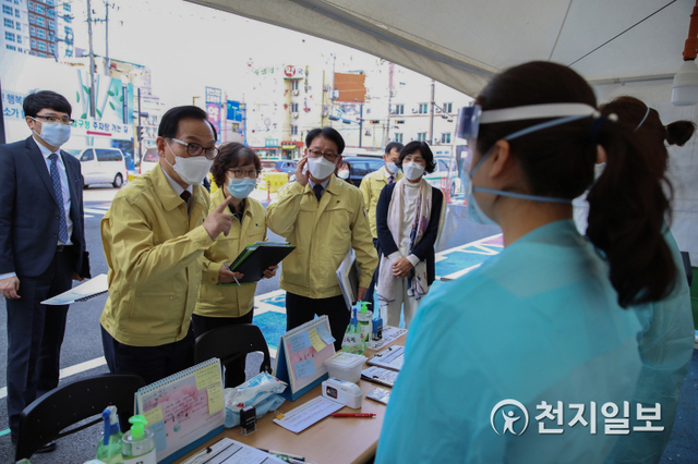 박상돈 천안시장이 시 직원들이 코로나19 선별진료소에서 일하고 있는 현장을 방문한 모습. (제공: 천안시) ⓒ천지일보 2020.5.1