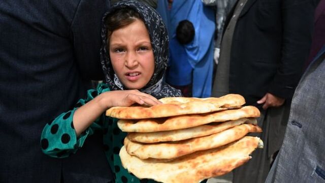 코로나19 사태로 아프가니스탄의 식료품 가격이 급등하고 거리에 노숙자 등 빈곤층이 늘어나면서 방역시스템이 취약한 아프가니스탄에 730만명의 어린이들이 굶주림에 직면했다고 BBC가 1일(현지시간) 보도했다(출처: BBC캡처)