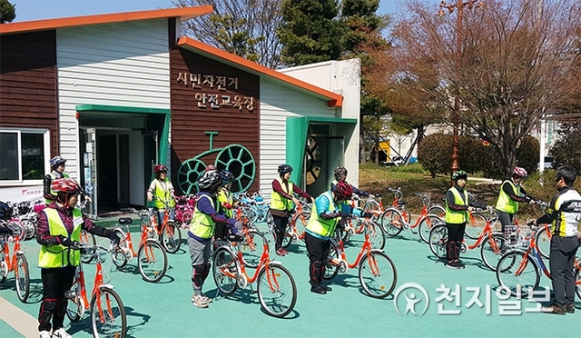 시민 자전거 안전교육 모습. 시는 자전거를 탈 줄 모르는 시민들이 일상에서 이용할 수 있도록 자전거 안전교육을 하고 있다 (제공: 진주시) ⓒ천지일보 2019.12.9