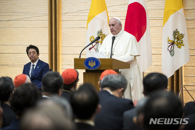 교황 프란치스코가 25일 일본 도쿄에서 아베 신조 총리가 지켜보는 가운데 연설하고 있다. (출처: 뉴시스)