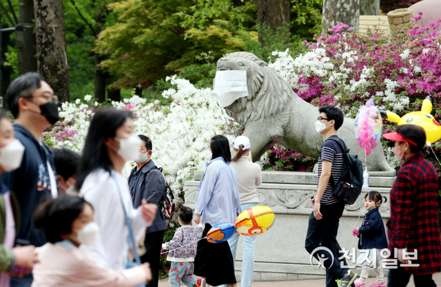 [천지일보=박준성 기자] 황금연휴 마지막 날이자 어린이날인 5일 오후 서울 광진구 어린이대공원을 찾은 시민들과 아이들이 놀이공원에서 즐거운 시간을 보내는 가운데 놀이동산 앞에 설치된 사자상도 마스크를 쓰고 있다. ⓒ천지일보 2020.5.5