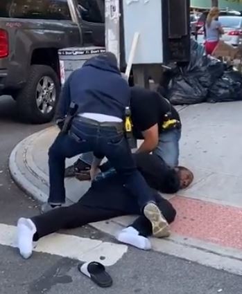 5일(현지시간) 워싱턴포스트(WP)는 미국 뉴욕 맨해튼에서 경찰이 마스크를 쓰지 않았다는 이유로 유색인 남성을 과잉진압하는 영상이 온라인상에 퍼져 논란이 됐다고 보도했다. (출처: 뉴시스)