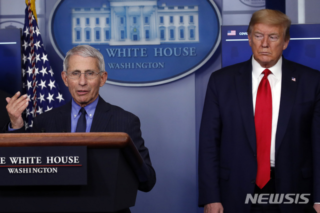 신종 코로나바이러스 감염증(코로나19) 확산 국면에서 미국 '코로나 스타'로 떠오른 앤서니 파우치 국립알레르기전염병연구소(NIAID) 소장(왼쪽)이 백악관 태스크포스(TF) 기자회견에 참석해 발언하고 있다. (출처: 뉴시스)