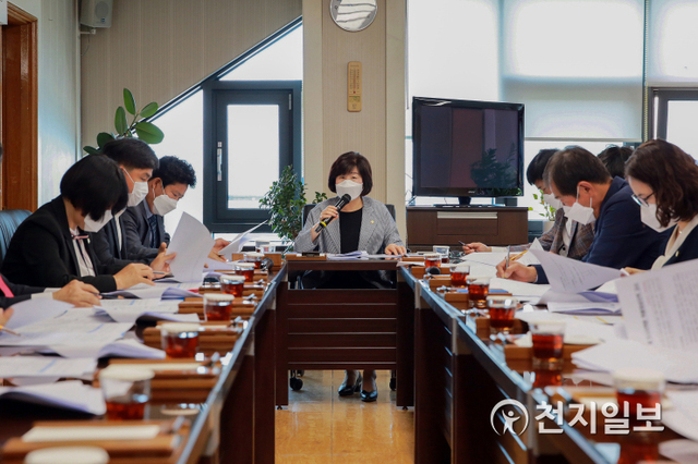 아산시의회 김영애 의장이 6일 의장실에서 열린 제3회 의원회의를 주재하고 있다. (제공: 아산시의회) 천지일보 2020.5.6