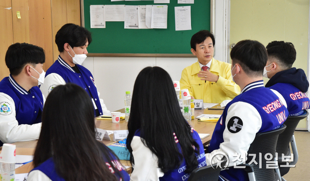 6일 조규일 시장이 경남과학기술대학교 총학생회를 방문해 학생들과 대화하고 있다. (제공: 진주시) ⓒ천지일보 2020.5.6