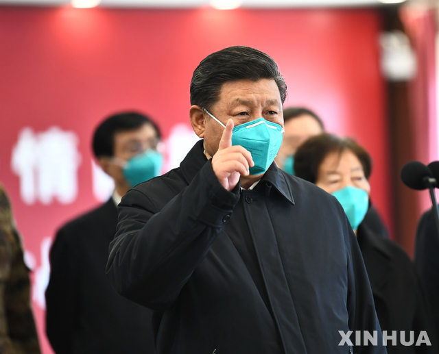 시진핑 중국 국가주석이 중국 후베이성 우한의 훠선산 병원을 방문해 화상 통화를 하면서 밤낮으로 신종 코로나바이러스 감염증(코로나19) 퇴치를 위해 애쓰는 의료진을 격려하고 있다. (출처: 뉴시스)