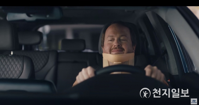 현대차 디지털 광고 ‘리어 뷰 모니터(Rear View Monitor)’에서 목에 보호대를 착용한 싼타페 운전자가 후방 카메라를 이용해 주차하는 장면. (제공: 현대자동차) ⓒ천지일보 2020.5.8