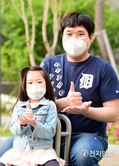 김유하(5)양과 김정훈(36)씨가 코로나19 환자 진료에 힘쓰는 의료진을 응원하는 ‘덕분에 챌린지’에 참여하고 있다. (제공: 수원시) ⓒ천지일보 2020.5.8