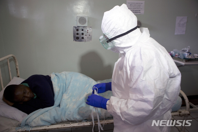 짐바브웨 하라레의 한 병원에서 보호복을 입은 한 간호사가 가상의 신종 코로나바이러스 감염증(코로나19) 사례를 모의 대비하고 있다. (출처: 뉴시스)