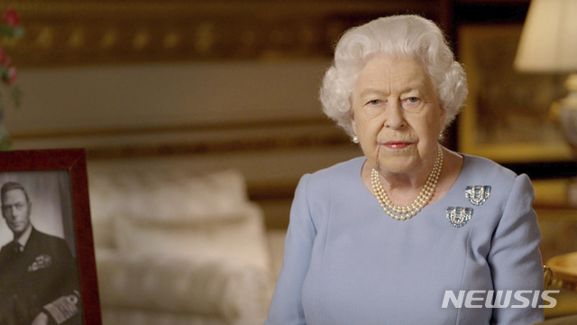 엘리자베스 2세 영국 여왕이 8일(현지시간) 잉글랜드 윈저성에서 제2차 세계대전 종전 75주년을 맞아 대국민 연설을 하고 있다. 엘리자베스 여왕은 이날 TV로 방영된 전승기념일 메시지를 통해 