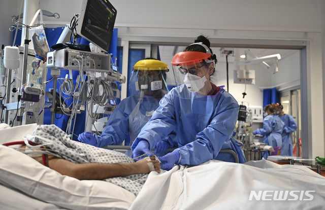 영국 케임브리지의 로열 팝워스 병원 중환자실에서 개인보호장비 PPE를 착용한 의료진이 신종 코로나바이러스 감염증(코로나19) 환자를 돌보고 있다(출처: 뉴시스)