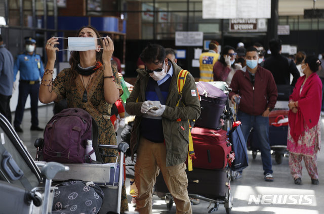 6일(현지시간) 네팔 수도 카트만두의 트리부반 국제공항에서 호주인들이 마스크를 착용하고 자국으로 돌아가는 비행기 탑승을 기다리고 있다. (출처: 뉴시스)