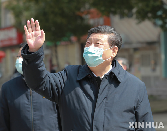 시진핑 중국 국가주석이 지난 3월 10일(현지시간) 신종 코로나바이러스 감염증(코로나19) 발원지인 중국 후베이성 우한을 방문해 집에서 자가 격리 중인 주민들에게 손을 흔들며 인사하고 있다. (출처: 뉴시스)