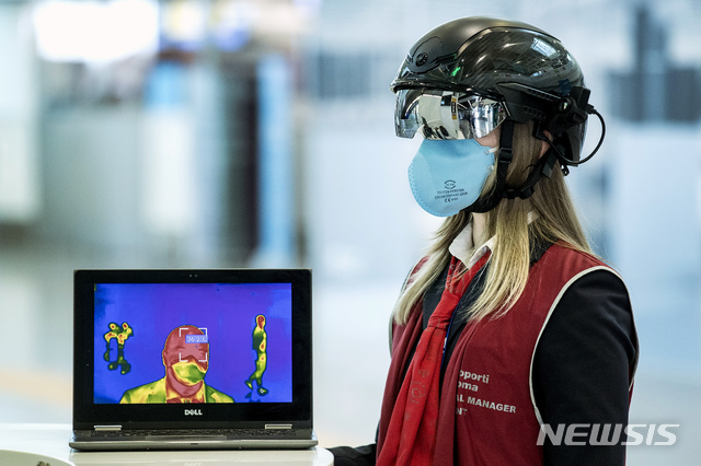 6일(현지시간) 이탈리아 로마 레오나르도 다빈치 국제공항에서 한 근로자가 '스마트 헬멧' 스캐너를 착용하고 승객의 체온을 측정하고 있다. (출처: 뉴시스)