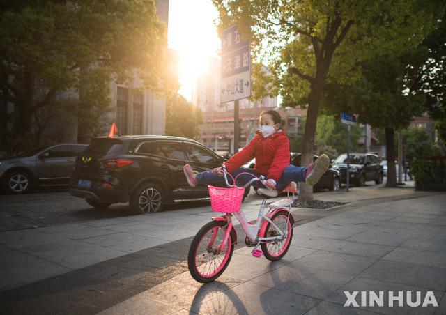 중국 후베이성 우한에서 마스크를 쓴 한 어린이가 자전거를 타고 있다. (출처: 뉴시스)