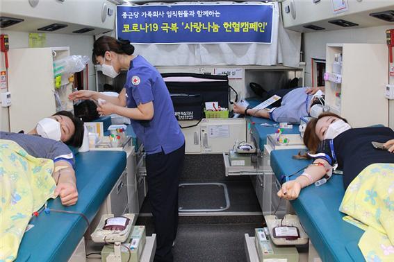 12일 종근당 본사에서 임직원들이 ‘사랑나눔 헌혈캠페인’에 동참하고 있다. (제공: 종근당) ⓒ천지일보 2020.5.12