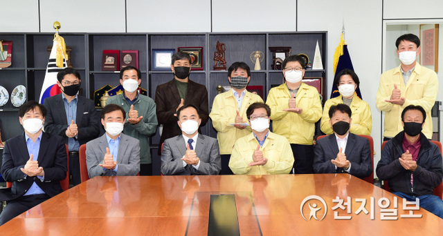 염태영 수원시장(앞줄 오른쪽에서 세 번째), 김주헌 선거연수원장(앞줄 왼쪽에서 세 번째), 수원시·선거연수원 관계자가 ‘덕분에 챌린지’에 참여하고 있다. (제공: 수원시) ⓒ천지일보 2020.5.12