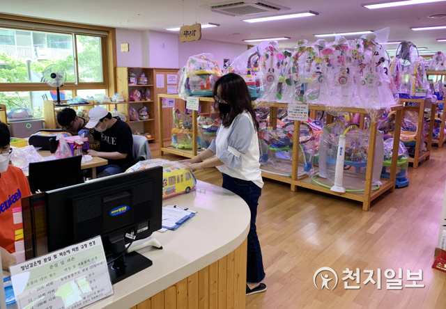 코로나19 방역체제가 ‘생활 속 거리두기’로 전환됨에 따라 운영 재개한 장난감은행 모습. (제공: 진주시) ⓒ천지일보 2020.5.13