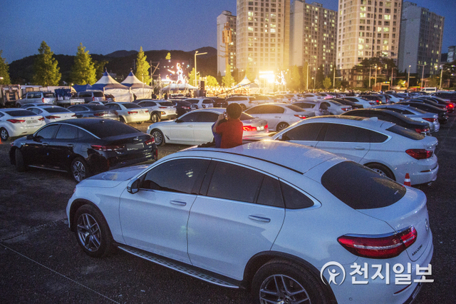 [천지일보 진주=최혜인 기자] 지난 13일 오후 7시 30분 충무공동 혁신도시 LH 1단지 아파트 옆 공영주차장에서 코로나19 극복을 위한 시립교향악단 제82회 정기연주회가 ‘드라이브 인’ 방식으로 열리고 있다. (제공: 진주시) ⓒ천지일보 2020.5.14