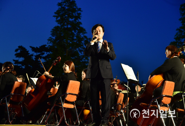 [천지일보 진주=최혜인 기자] 지난 13일 오후 7시 30분 충무공동 혁신도시 LH 1단지 아파트 옆 공영주차장에서 코로나19 극복을 위한 시립교향악단 제82회 정기연주회가 ‘드라이브 인’ 방식으로 열리고 있다. (제공: 진주시) ⓒ천지일보 2020.5.14