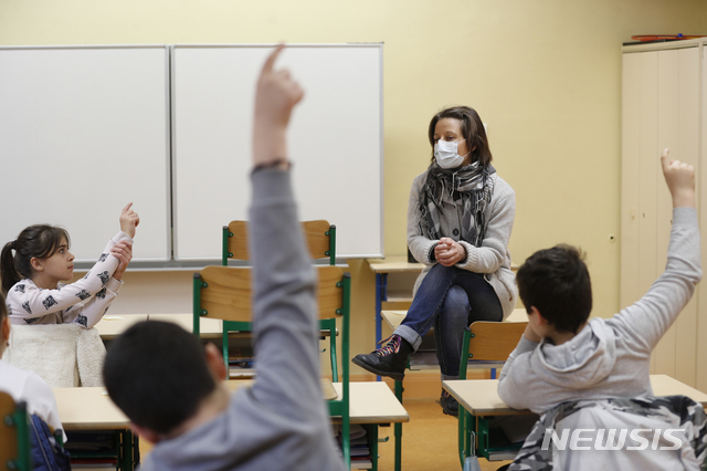 14일(현지시간) 프랑스 스트라스부르의 한 초등학교에서 학생들이 손을 들고 답하고 있다. (출처: 뉴시스)