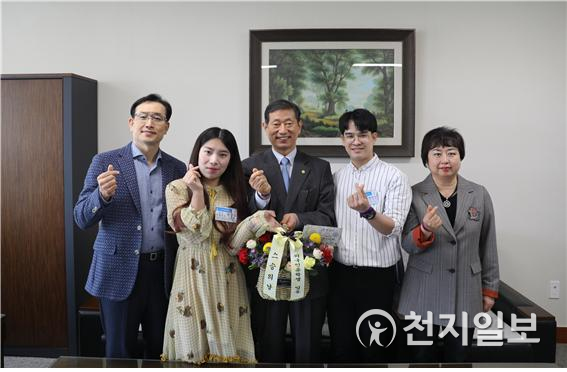 한국어학당에서 공부하고 있는 외국인 유학생들이 총장님과 자신을 지도하는 한국어 선생님들에게 손편지를 써서 감사의 마음을 전하고 기념 촬영하고 있다. (제공: 남서울대학교) ⓒ천지일보 2020.5.14