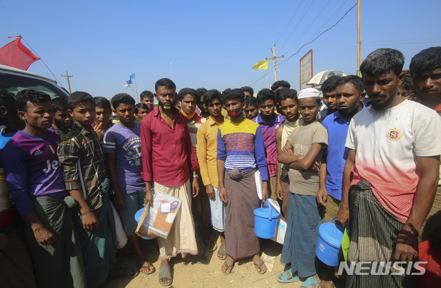 지난 4월 1일(현지시간) 방글라데시 콕스 바자르 쿠투팔롱 난민촌에 로힝야 난민들이 앉아 있다. (출처: 뉴시스)