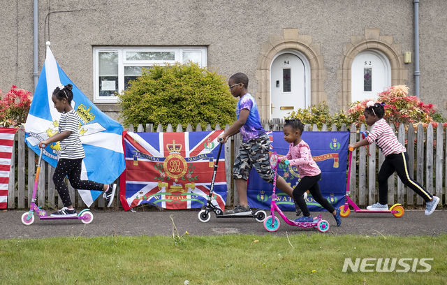 유럽의 제2차 세계대전 종전 75주년 기념일(전승절)인 8일(현지시간) 영국 스코틀랜드 에든버러에서 지역사회가 주최한 전승절 기념행사가 열린 가운데 어린이들이 스쿠터를 타고 놀고 있다(출처: 뉴시스)