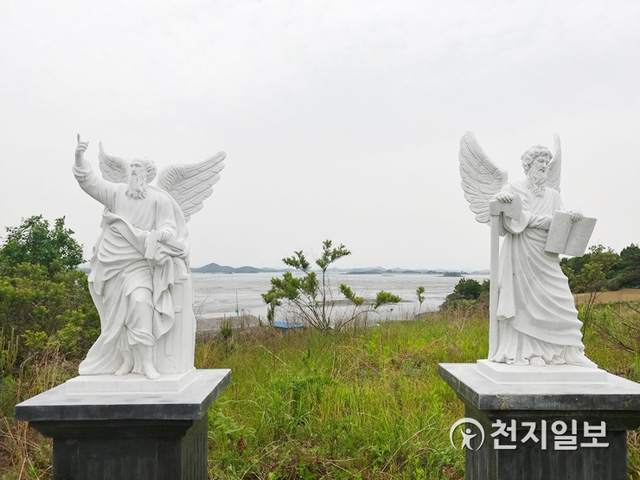 전남 신안군 병풍도에 설치된 예수 열두제자 조각상. (제공: 신안군) ⓒ천지일보 2020.5.15