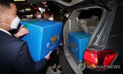 LG전자에서 부정 채용이 있었다는 의혹을 수사 중인 경찰이 15일 서울 중구 LG전자 영업본부를 압수수색하고 압수품을 옮기고 있다. (출처: 연합뉴스)