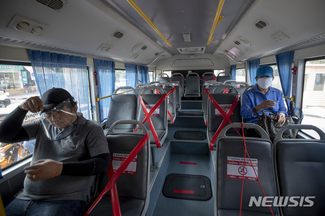 태국 수도 방콕에서 신종 코로나바이러스 감염증(코로나19) 확산 예방을 위해 사회적 거리 두기로 일정 좌석을 폐쇄한 버스에 마스크를 쓴 시민들이 탑승해 있다(출처: 뉴시스)