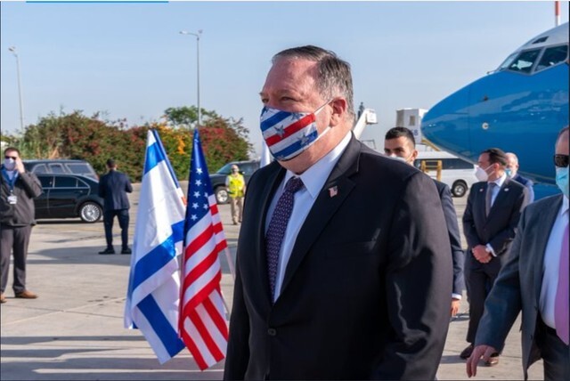 [서울=뉴시스] 마이크 폼페이오 미국 국무장관이 13일(현지시간) 미국 국기를 연상시키는 마스크를 쓰고 이스라엘 텔아비브 벤구리온 국제공항에 도착했다(사진=폼페이오 장관 트위터 갈무리).