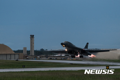 미 공군 37 비행단 소속 B-1B 랜서가 10일(현지시각) 괌 앤더슨 공군기지를 이륙하고 있다. (출처: 뉴시스)