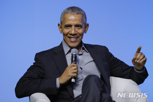 버락 오바마 전 미 대통령이 말레이시아 쿠알라룸푸르에서 오바마 재단 주최로 열린 아시아·태평양 청년지도자 리더십 행사에 참석해 이야기하고 있다(출처: 뉴시스)