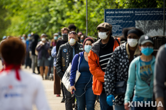 3일(현지시간) 미국 뉴욕 브루클린 자치구의 프로스펙트 공원에서 신종 코로나바이러스 감염증(코로나19) 예방을 위해 마스크를 쓴 시민들이 무료 마스크를 받기 위해 줄 서서 순서를 기다리고 있다(출처: 뉴시스)