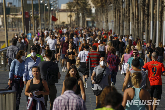 2일(현지시간) 스페인 바르셀로나 해변에서 시민들이 조깅 등 운동을 하고 있다. 스페인에서는 이날부터 주민들의 바깥 운동이 허용됐다. (출처: 뉴시스)