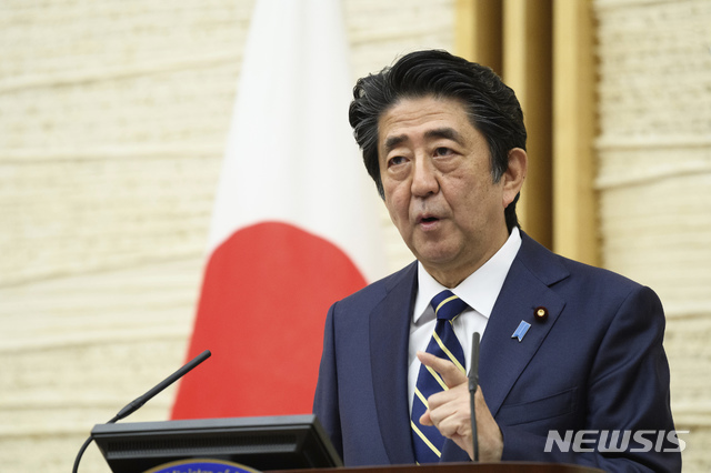 지난 14일 아베 신조 일본 총리가 도쿄 총리 관저에서 기자회견을 가지고 39개 지역에 대해 긴급사태 선언을 해제하는 배경에 대해 설명하고 있다. (출처: 뉴시스)
