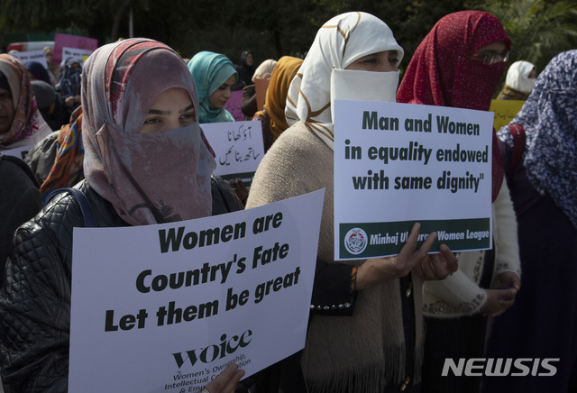 지난 3월 8일 파키스탄 이슬라마바드에서 세계여성의날 기념 집회가 열린 가운데 파키스탄 종교 정당 활동가들이 집회에 참석했다. (출처: 뉴시스)