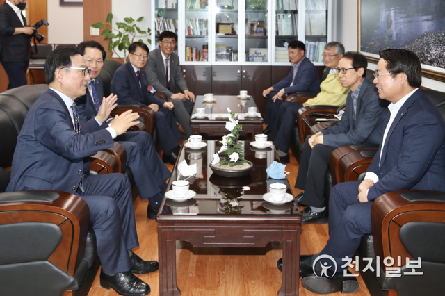 박상돈 천안시장이 18일 아산시를 찾아 오세현 시장과 양 시의 공동발전과 협력방안에 대해 논의하고 있다. (제공: 천안시) ⓒ천지일보 2020.5.18